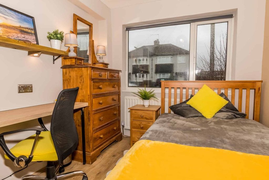 Cleeve Road, Leatherhead: bedroom