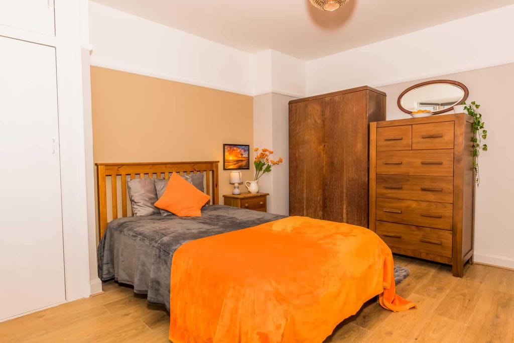 Cleeve Road, Leatherhead: bedroom