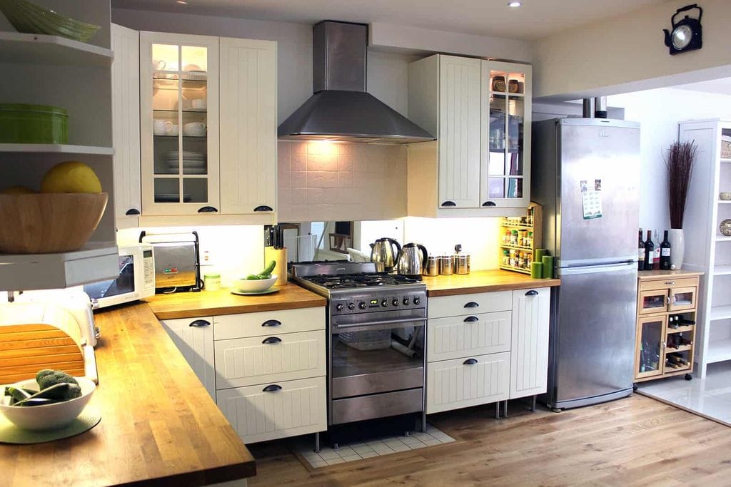 Sleek Kitchen Space in Surrey, UK - Rent with Homely Habitats